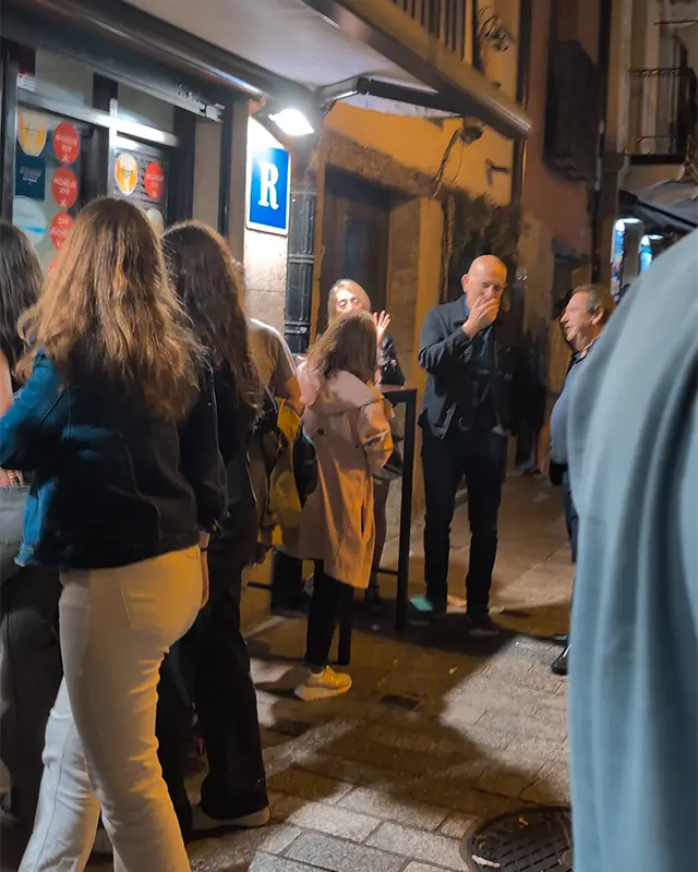 Gente na rua aproveitando um vinho.