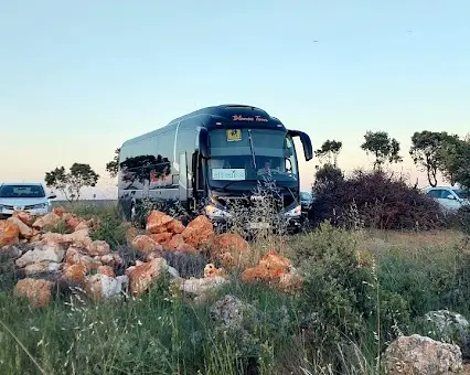 Ônibus estacionado no estacionamento dos campos de lavanda