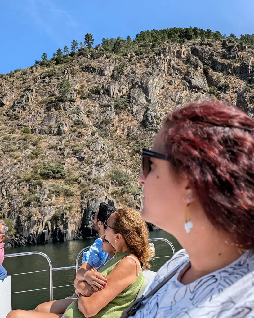 Mulher observando as montanhas rochosas enquanto navega no catamarã pelo Rio Sil.