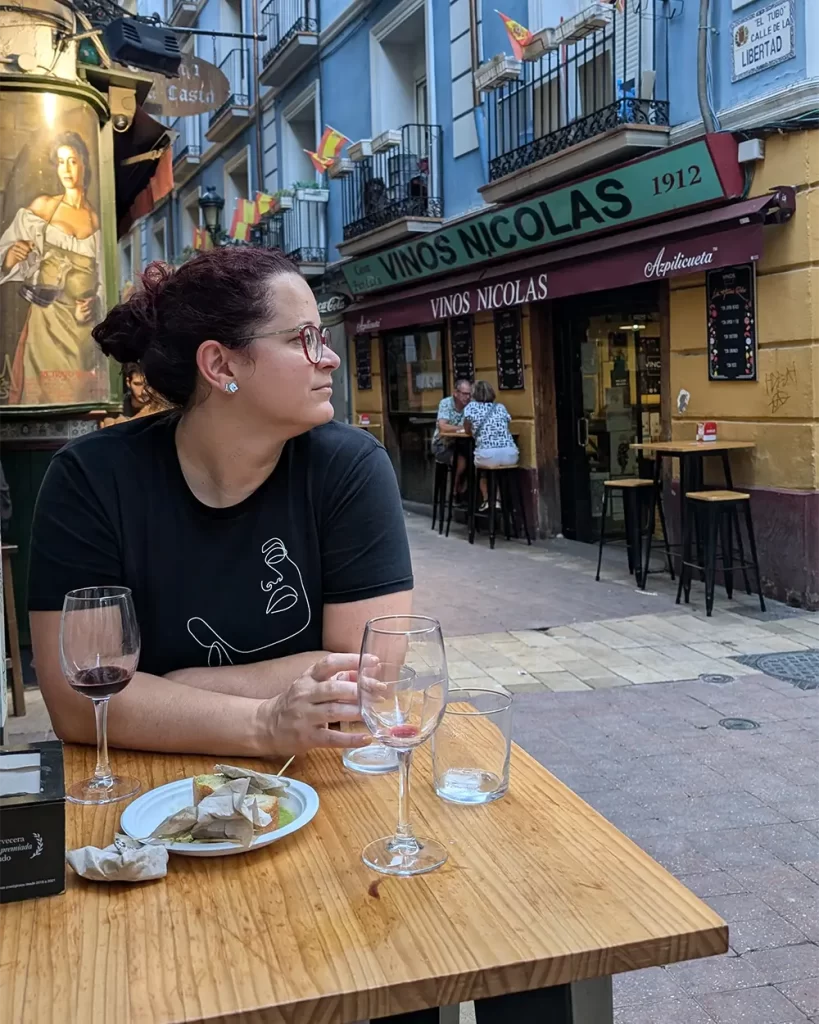 Tomando um vinho e comendo tapas no Tubo.