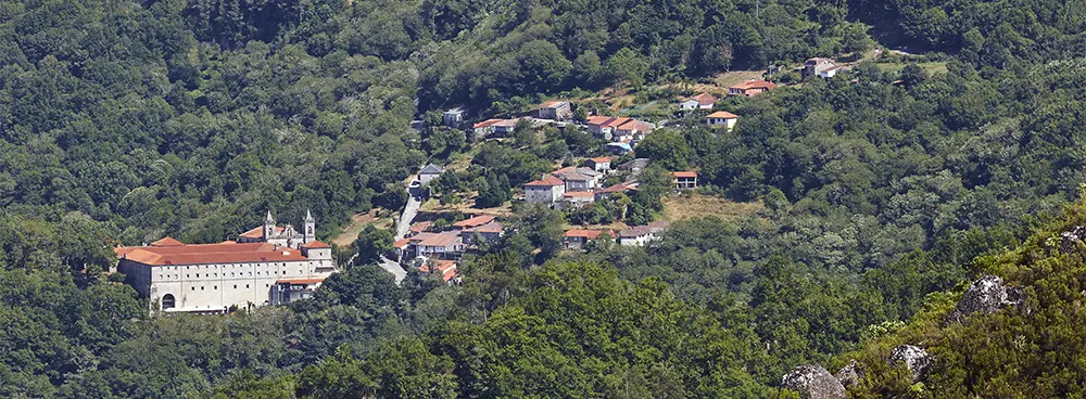 Povoado e monastério visto de cima, cerca