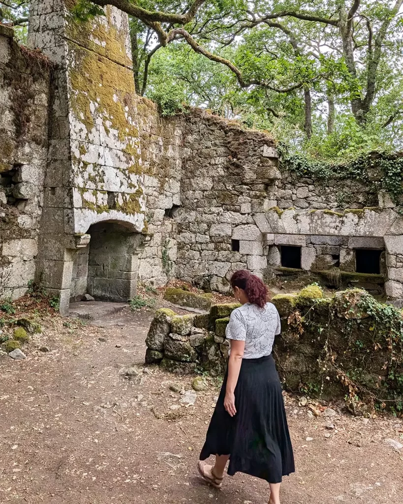 Ruinas do antigo forno de pão, fora da propriedade para evitar incêndios.