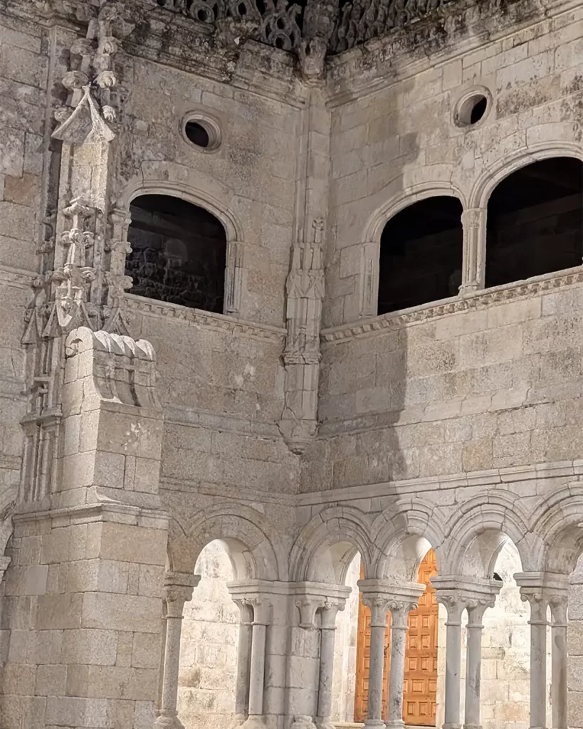 Arcos de pedra e detalhes arquitetônicos no interior do Monasterio de Santo Estevo, vistos durante a visita teatralizada.