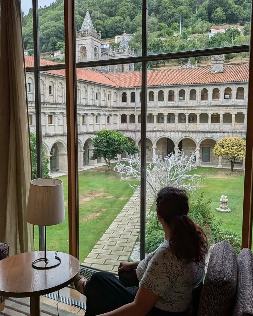 Vista do claustro a partir do interior do Parador, com um cenário que combina história e natureza.