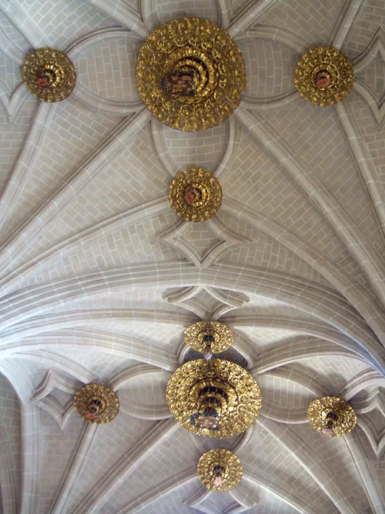 Detalhe do teto da Catedral de La Seo, com ornamentos dourados em estilo gótico.