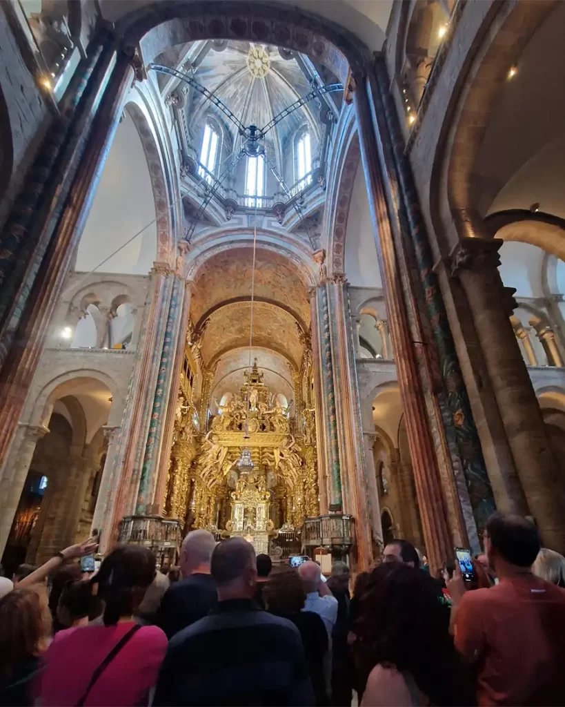 Vista interna da catedral de Santiago durante missa.