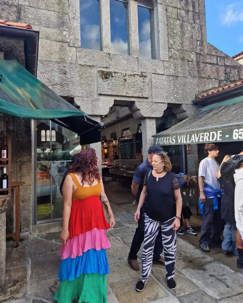 Visitantes na entrada do Mercado de Abastos em Santiago de Compostela.