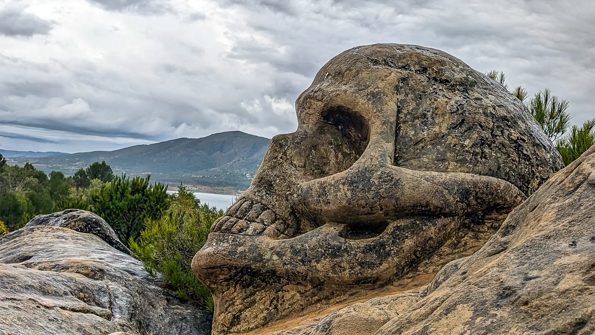 Experiência de trilha e arte na Rota das Caras em Cuenca