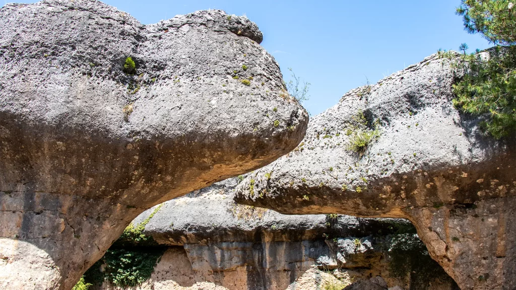 Formações rochosas conhecidas como Los Osos na Cidade Encantada de Cuenca, com pedras que lembram a forma de dois ursos se olhando.