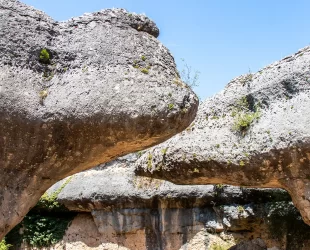 Formações rochosas conhecidas como Los Osos na Cidade Encantada de Cuenca, com pedras que lembram a forma de dois ursos se olhando.