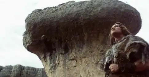 Imagem do filme do Conan com a pedra de cogumelo no fundo.