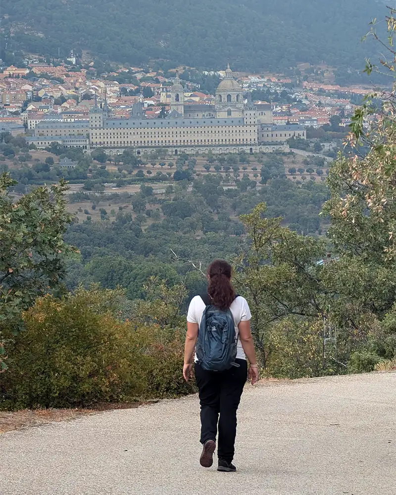 Eu caminhando em com o Mosteiro de El Escorial ao fundo.