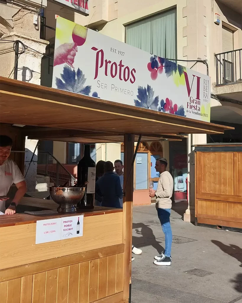 Stand da vinícola Protos na Festa da Vindima em Ribera del Duero.