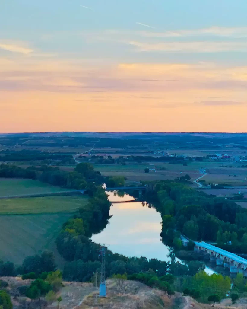 Vista do rio Duero e da paisagem ao entardecer perto de Toro.