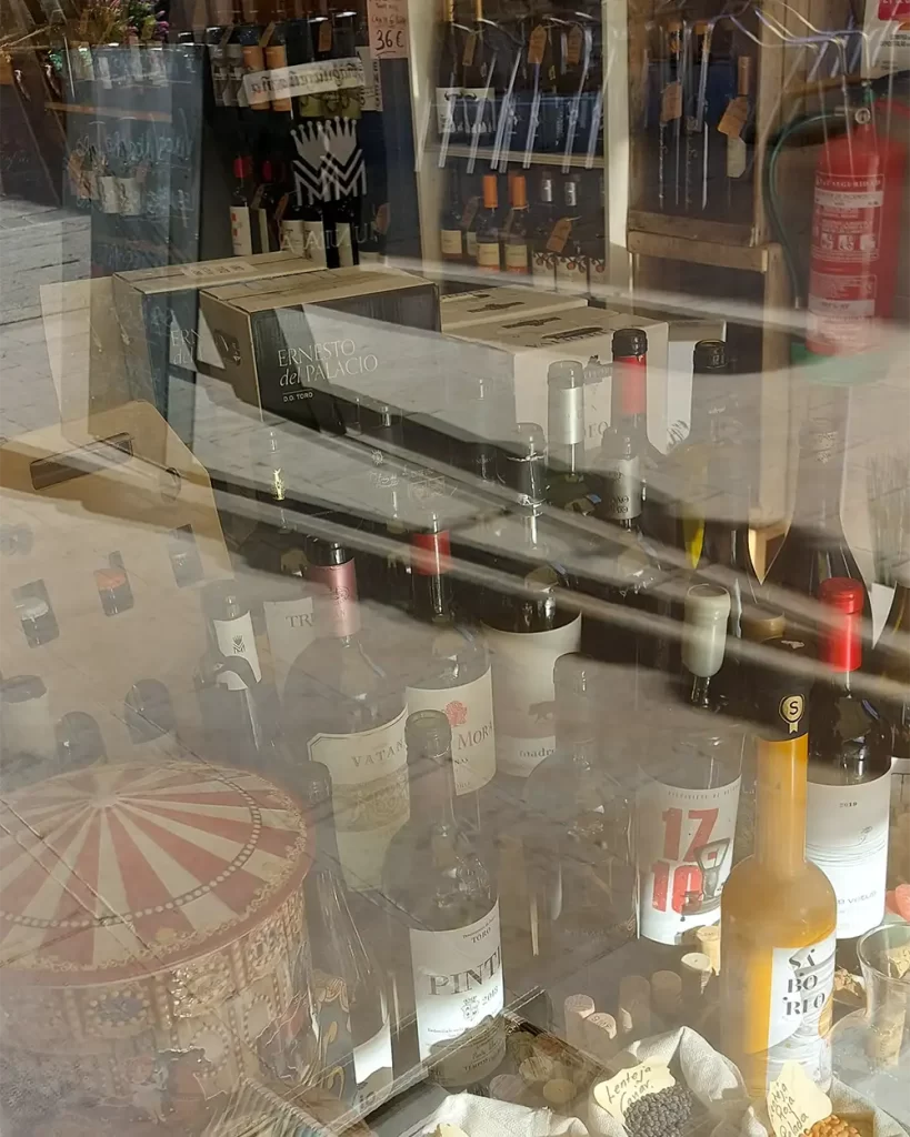 Vitrine de vinhos com garrafas de diferentes marcas da região de Toro.