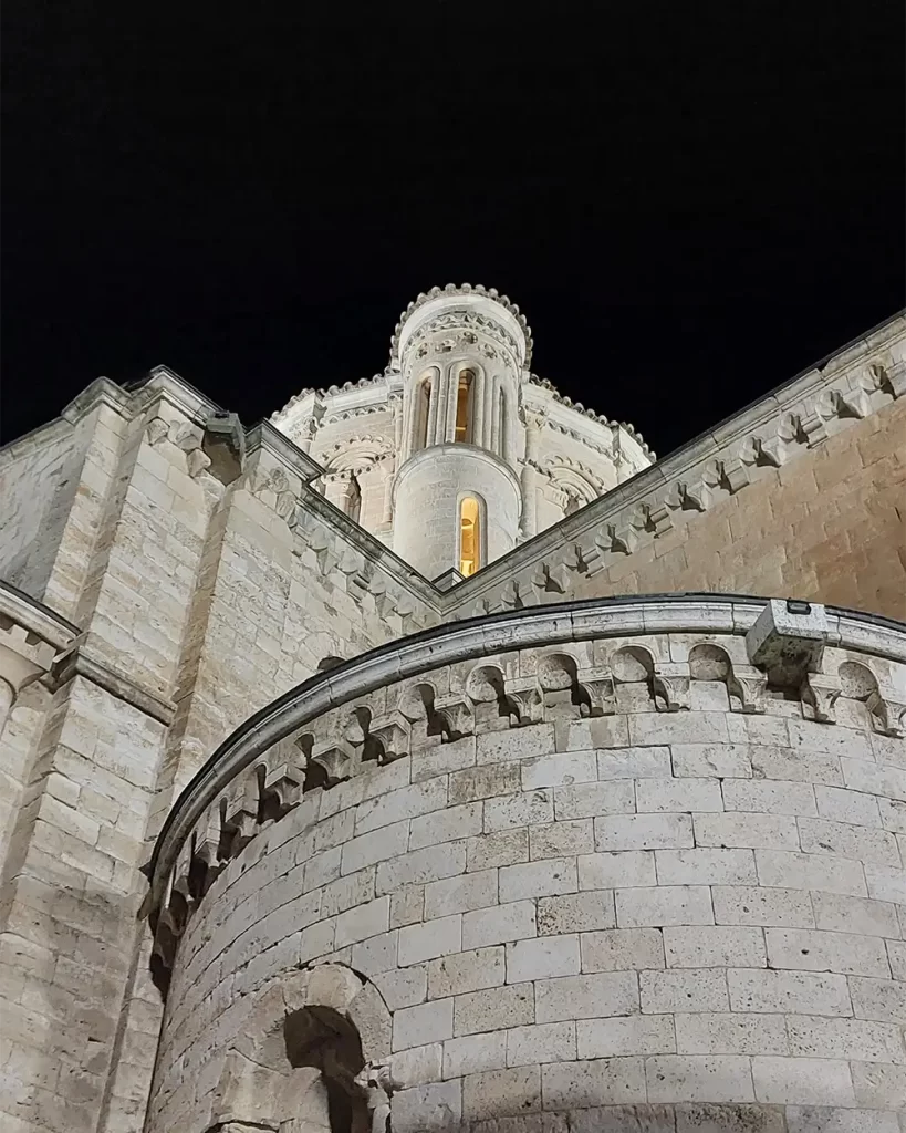 Detalhe da arquitetura de uma igreja histórica em Toro, iluminada à noite.