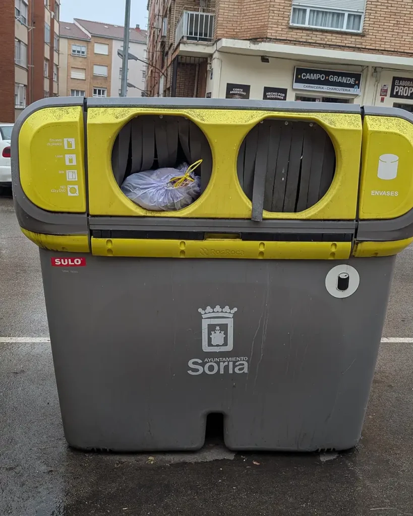 Lixeira amarela para envases e embalagens plásticas, metálicas e de tetrapak, típica na Espanha.