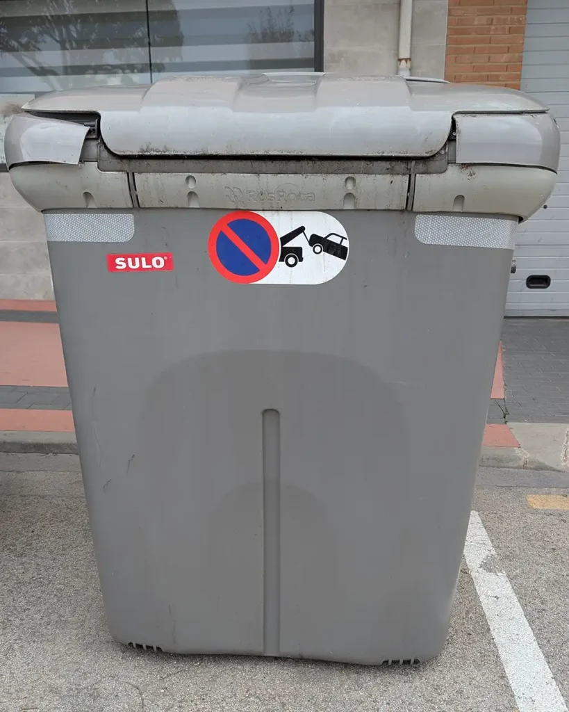 Contêiner cinza para lixo comum nas ruas da Espanha, usado para resíduos não recicláveis.