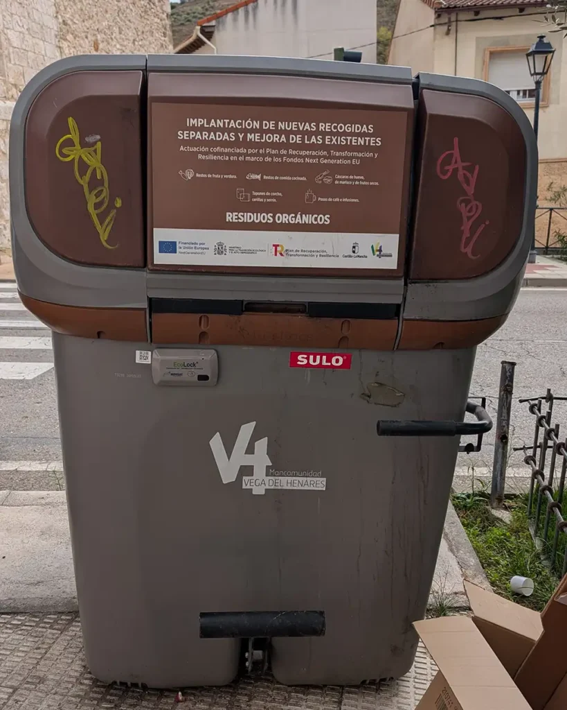 Lixeira marrom destinada a resíduos orgânicos como restos de comida e vegetais.