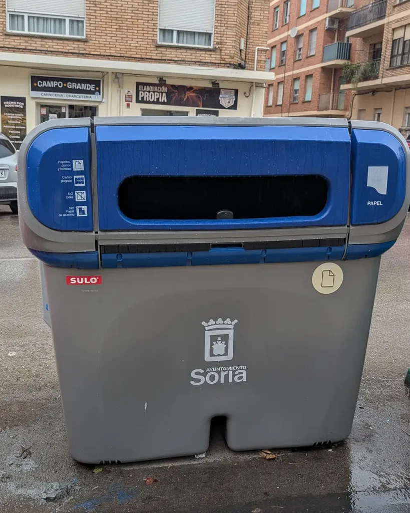 Lixeira azul para papel e papelão, usada para reciclagem em cidades espanholas.