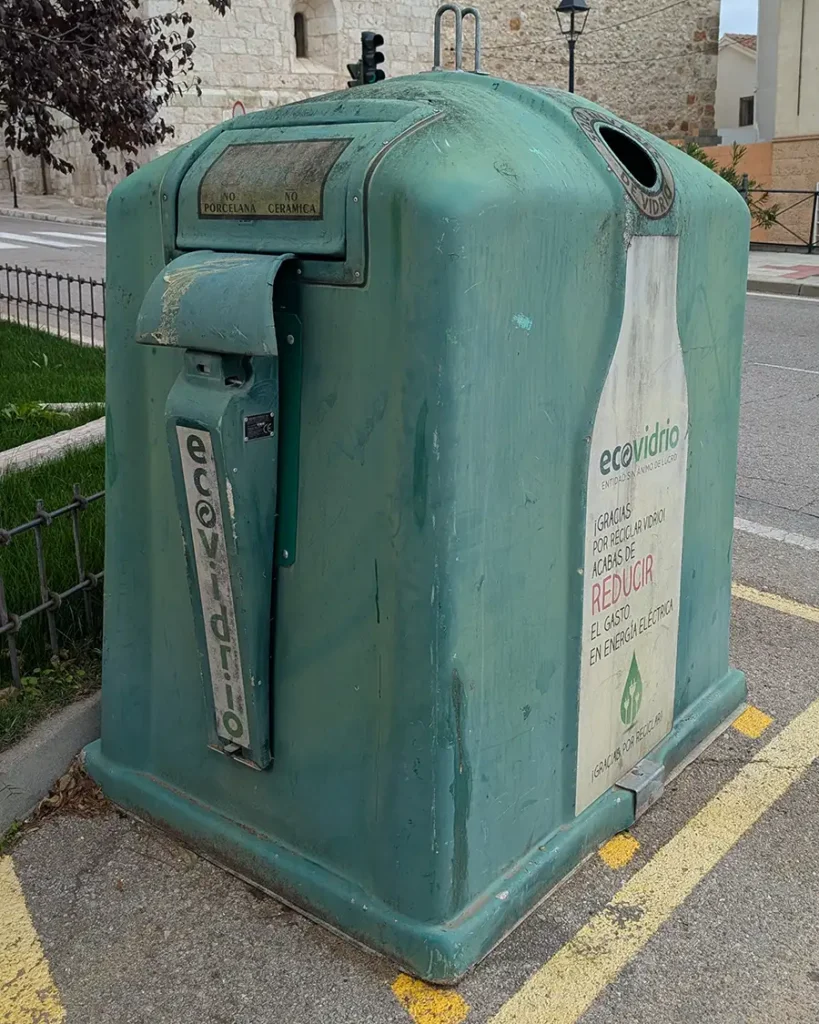 Contêiner verde do programa Ecovidrio para reciclagem de garrafas e frascos de vidro.