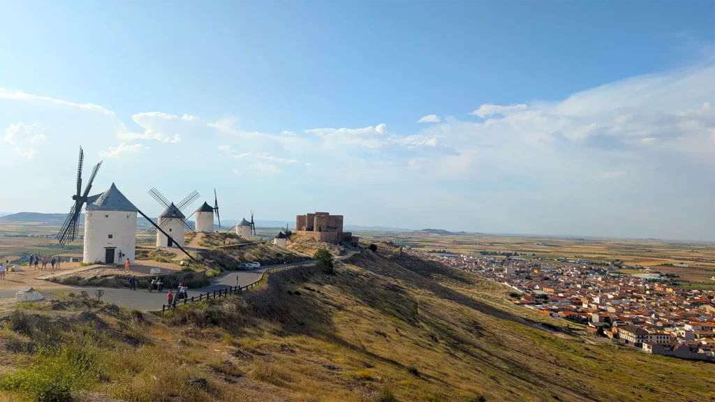 Vista panorâmica dos moinhos de vento de Consuegra e do castelo no alto do Cerro Calderico, em Castilla-La Mancha
