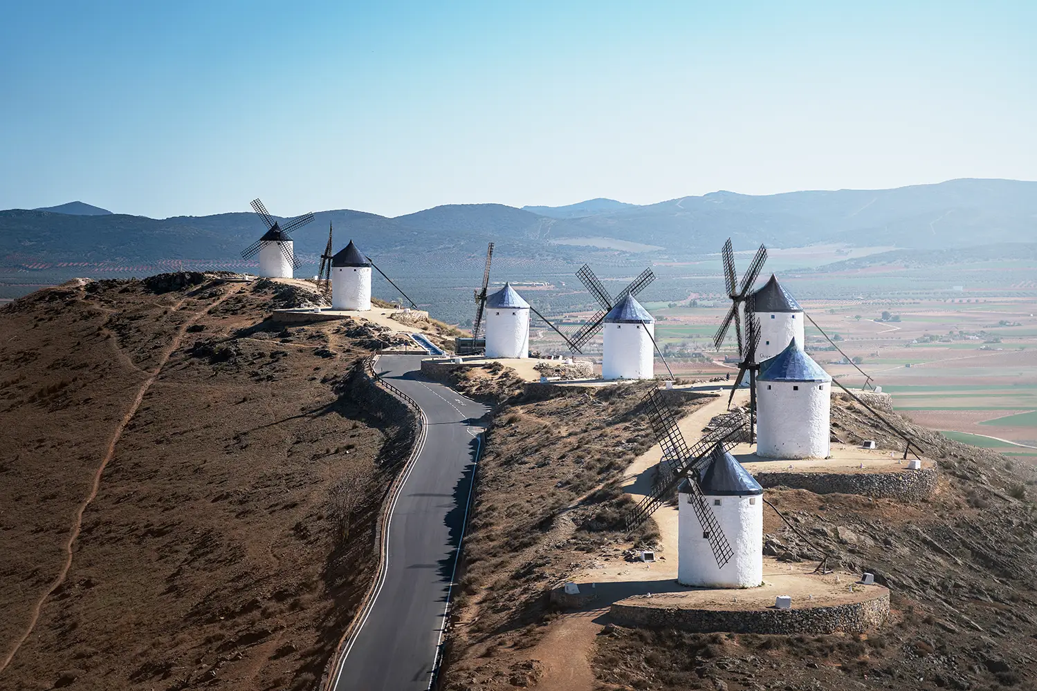 Vista aérea dos moinhos de vento de Consuegra alinhados sobre o Cerro Calderico em Castilla-La Mancha