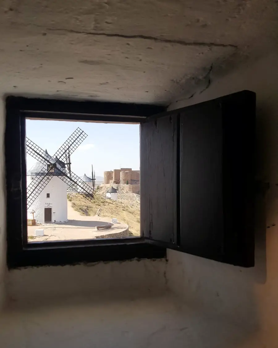 Vista de um moinho e do castelo de Consuegra a partir da janela de outro moinho