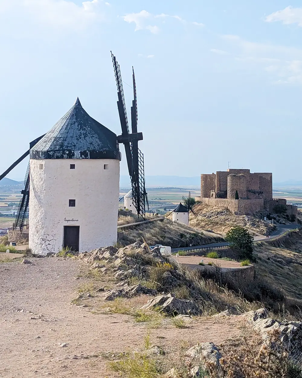 Moinho Espadero com vista para o castelo de Consuegra ao fundo em dia claro