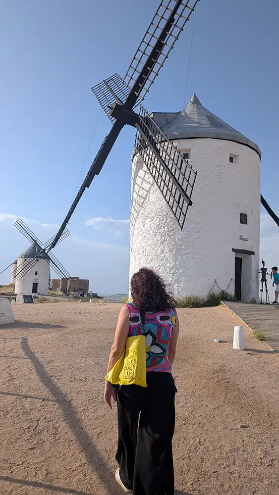 Visitante caminhando em direção ao moinho Rucio, um dos mais conhecidos de Consuegra