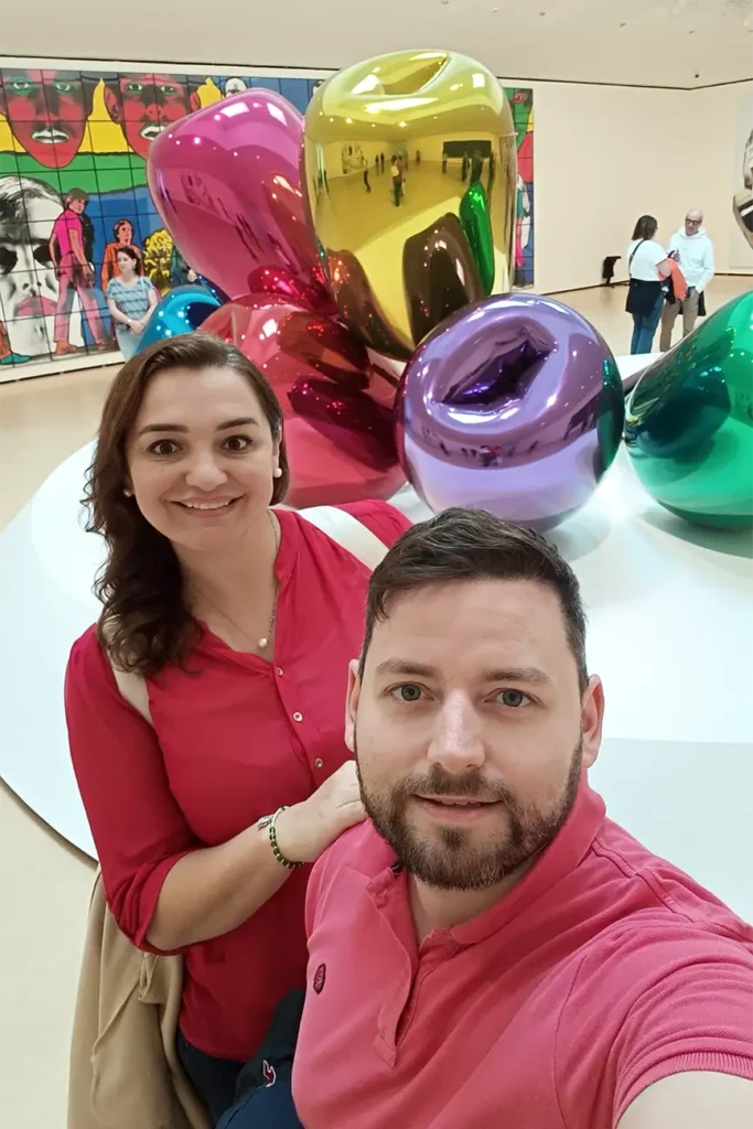 Foto em frente à escultura Tulips de Jeff Koons no Museu Guggenheim Bilbao