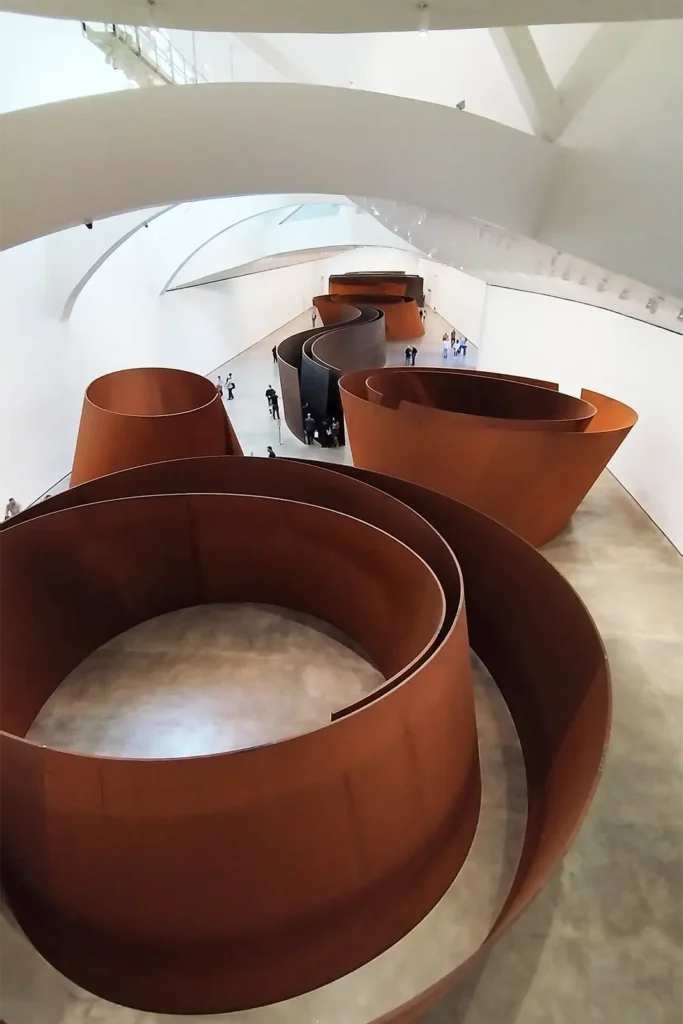 Vista superior da instalação "The Matter of Time" de Richard Serra no interior do Museu Guggenheim Bilbao