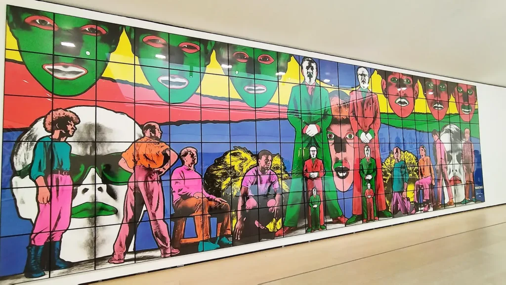 Obra Despertando de Gilbert e George com mural de figuras coloridas e simetricas no Guggenheim Bilbao