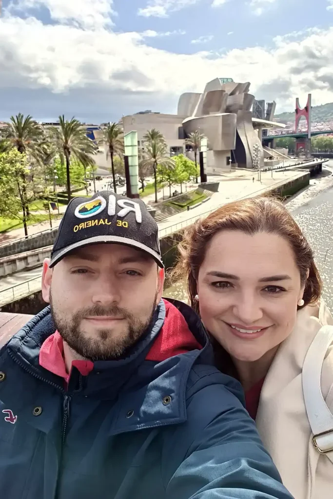 Foto em frente ao Museu Guggenheim Bilbao com vista do rio e da ponte La Salve ao fundo