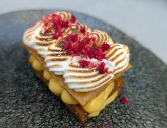 Sobremesa com merengue tostado em restaurante de Santiago de Compostela.