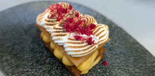 Sobremesa com merengue tostado em restaurante de Santiago de Compostela.