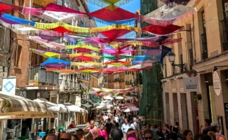 Rua da Cava Baja decorada com chales coloridos para as festas de agsto.
