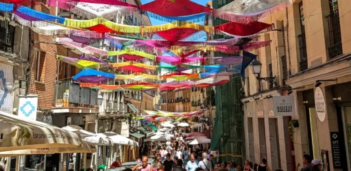 Rua da Cava Baja decorada com chales coloridos para as festas de agsto.