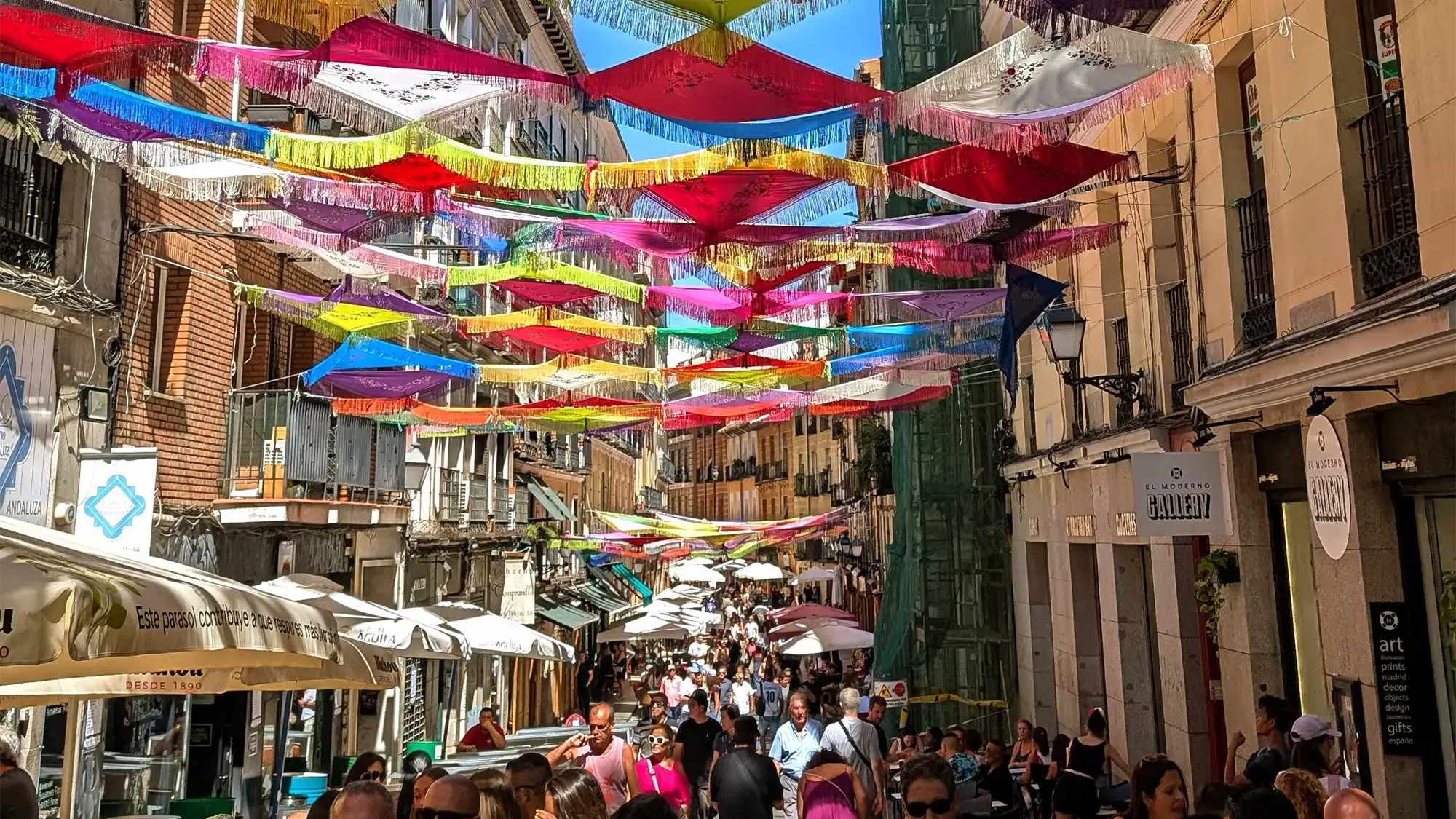Rua da Cava Baja decorada com chales coloridos para as festas de agsto.