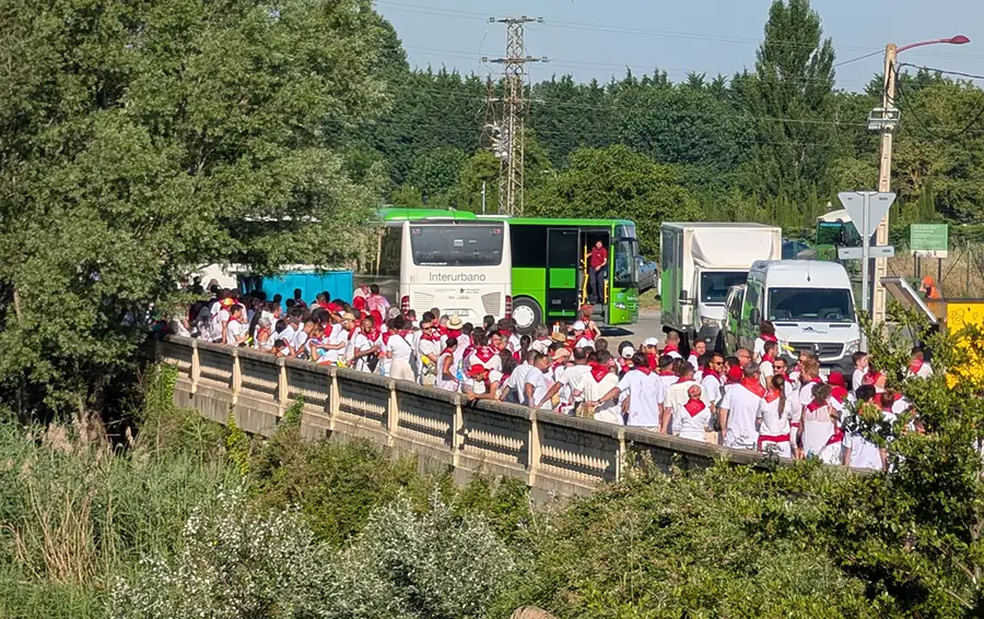 Fila para o serviço de ônibus para subir à Batalha de Vinho de Haro