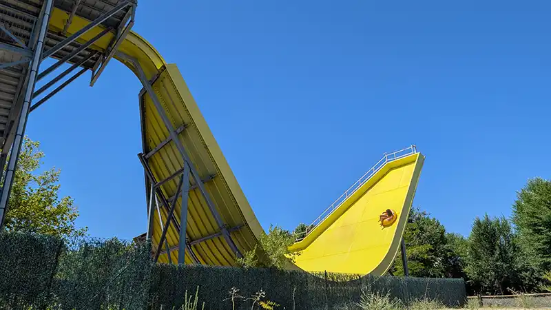 Uma boia gigante que te lança por uma rampa em formato de "U"