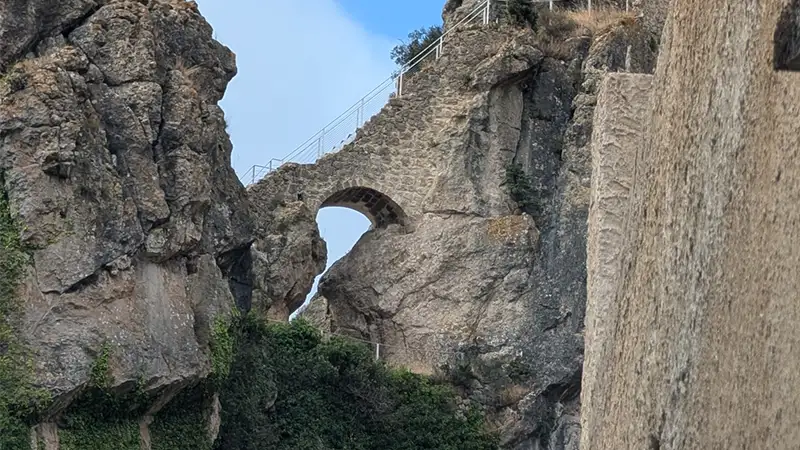 Arco de pedra das ruínas do Castelo de Santa Marta, construído entre duas grandes formações rochosas em Pancorbo.