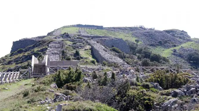 Vista das ruínas da Fortaleza de Santa Engracia, com suas muralhas de pedra espalhadas por uma colina verde em Pancorbo.