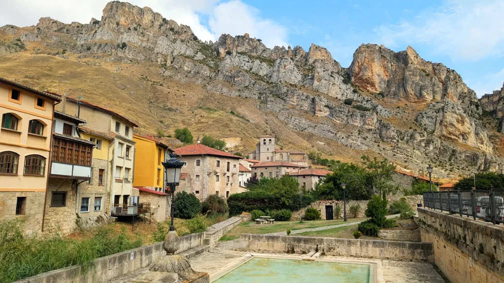 Vista do vilarejo de Pancorbo com casas de pedra e montanhas rochosas ao fundo, Burgos, Espanha