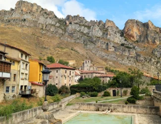 Vista do vilarejo de Pancorbo com casas de pedra e montanhas rochosas ao fundo, Burgos, Espanha