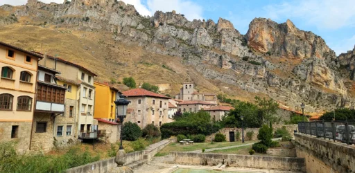 Vista do vilarejo de Pancorbo com casas de pedra e montanhas rochosas ao fundo, Burgos, Espanha