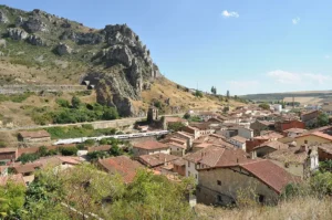 Vista aérea da cidade de Pancorbo com rodovia e linha de trem