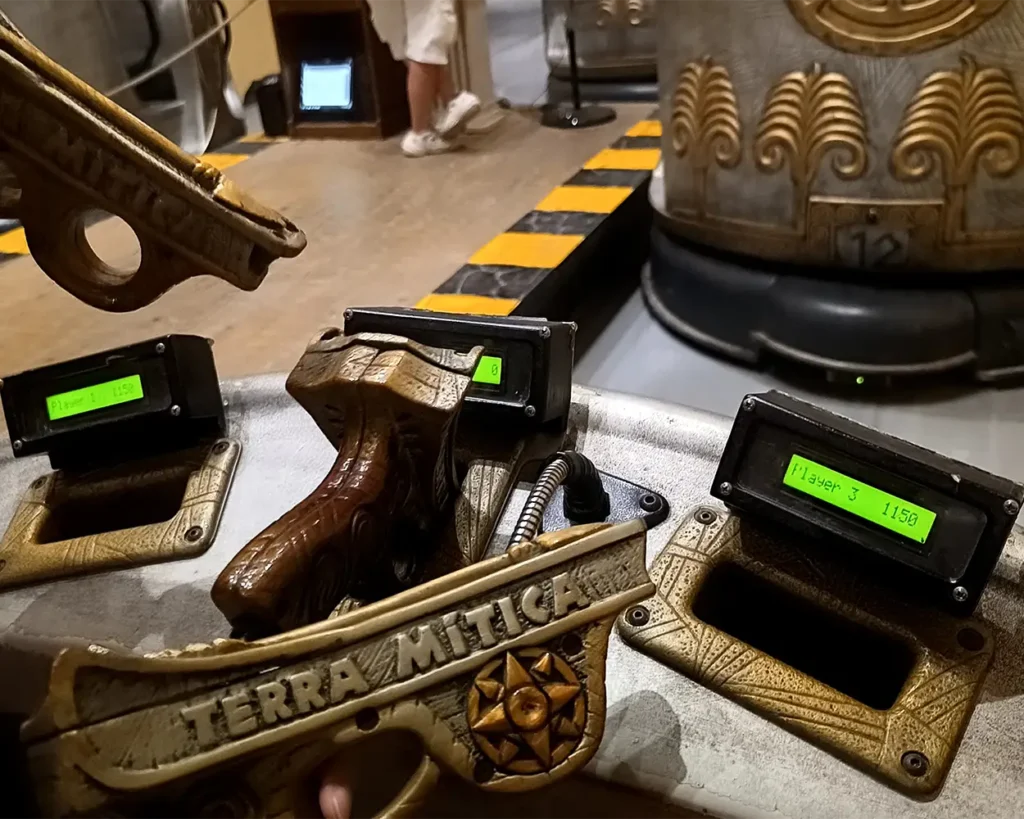 A close-up of the laser guns for the Laberinto del Minotauro ride, showing a player's score on the small digital screen.