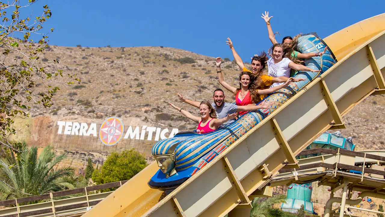 Visitantes se divertindo no barco em formato de sarcófago durante a descida da atração aquática Cataratas del Nilo, no parque Terra Mítica.