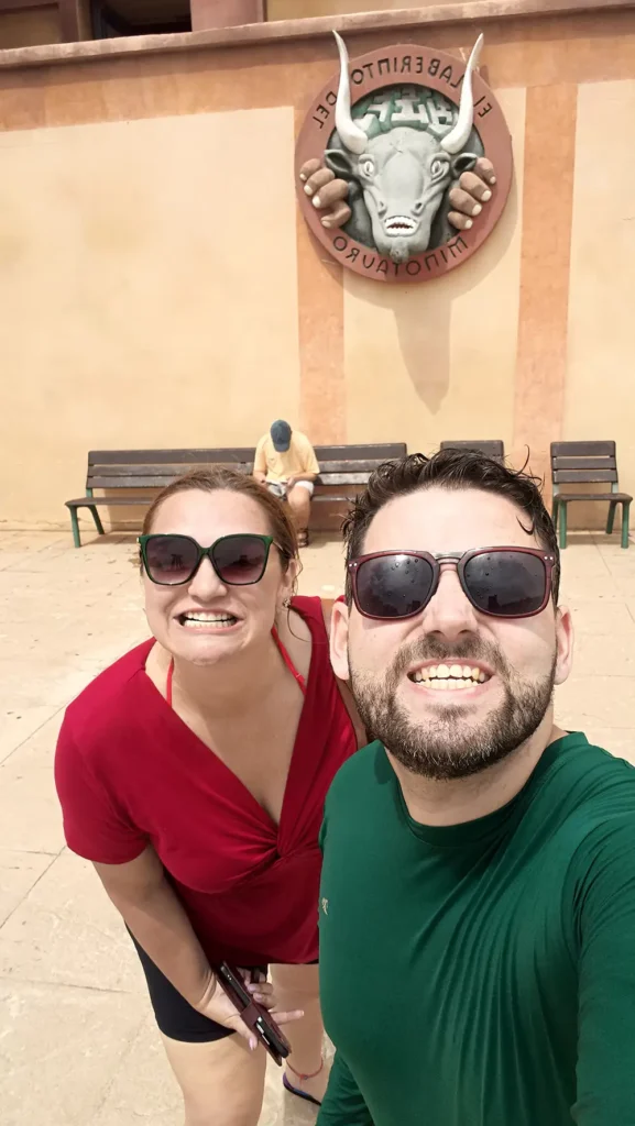 A selfie in front of the emblem for the Laberinto del Minotauro ride at Terra Mítica, which features a bull's head.